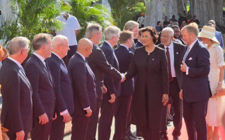 Aankomst koningspaar met de President van de Republiek Suriname bij het Presidentieel Paleis