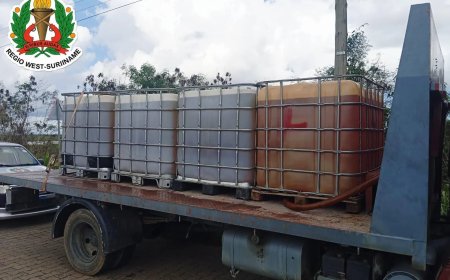 Politie neemt vaten smokkelbrandstof op truck in beslag in Corantijnpolder