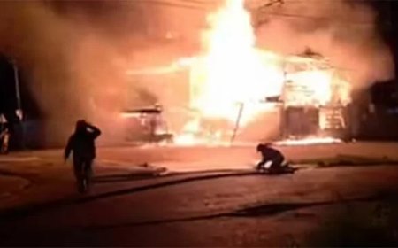 Brandweer rukt uit voor forse brand bij supermarkt