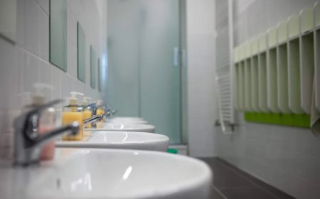 Britse school haalt spiegels in toiletten  weg omdat leerlingen te veel naar zichzelf kijken