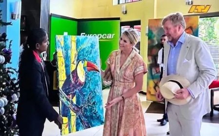 Kunstenaar Anand Dwarka schenkt schilderij aan koninklijk paar namens Suriname