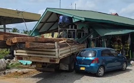Vrachtwagen rijdt appartementengebouw binnen aan Mawakaboweg