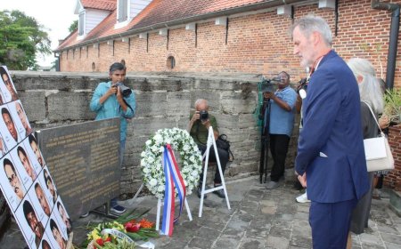 Nederlandse ambassadeur legt krans: “Gerechtigheid verliest betekenis als straffen niet worde