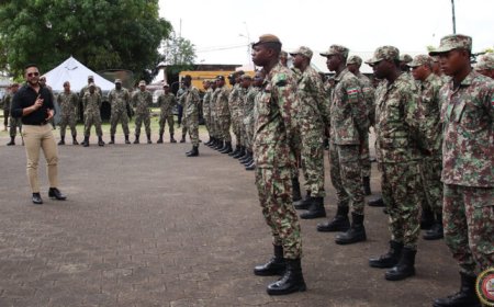 Minister Ramsaran op werkbezoek bij de Landmacht