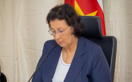 President Simons: “A ministerie broko”