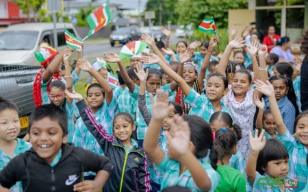 Nederlandse scholen doneren meubilair aan Pt. K. Piarelallschool