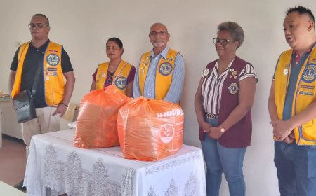 Lions Club Parwani ondersteunt scholen met schoolpakketten
