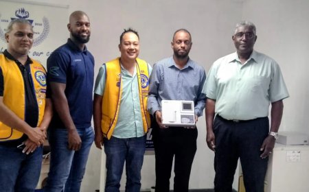 Lions Club Parwani doneert ECG-apparaat aan St. Vincentius Ziekenhuis