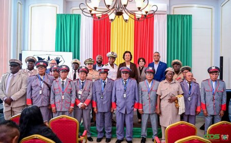 Dorpsgemeenschappen overhandigen ontwikkelingsplannen aan president