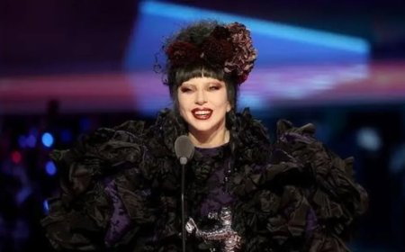 Lady Gaga legt show stil na val danser van podium