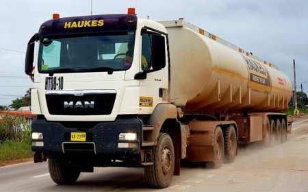 Brandstoftanker op weg naar Merianmijn gekanteld