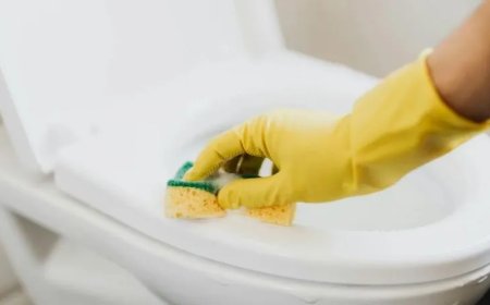 Man ontslagen na extreem lange toiletbezoeken, rechter kent schadevergoeding toe