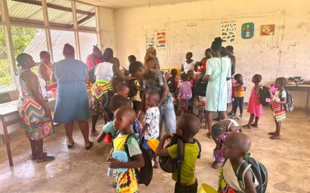 Jongeren uit Pikin Slee trakteren schoolkinderen op kerstdiner