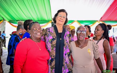 Seniore burgers vieren Kerst in tuin presidentieel paleis