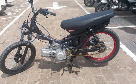 Politie neemt bromfiets met gemonteerde motor en drukpijp in beslag