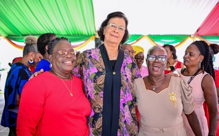 President Simons viert Kerst met senioren in tuin presidentieel paleis