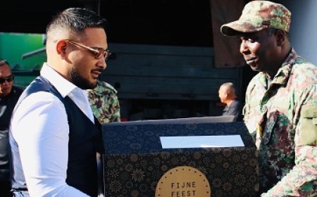 Commandanten detacheringsposten ontvangen kerst- en jaarafsluitingspakketten