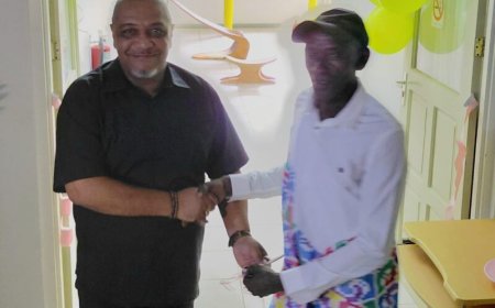 Jowen Olan Linga: kunstenaar met passie voor houtsnijwerk