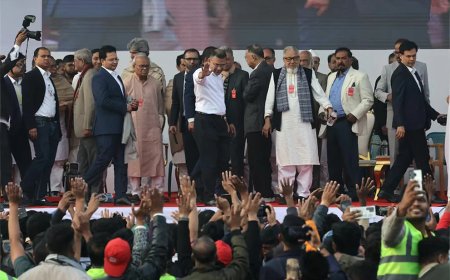 Leider van Bangladesh, favoriet voor het premierschap, terug uit ballingschap