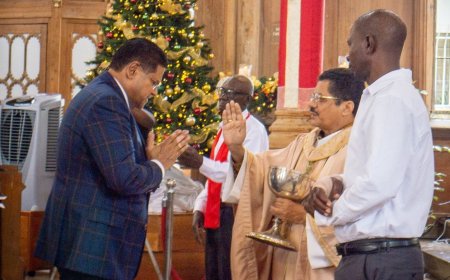 Oud-president Santokhi woont kerstdienst bij in Kathedrale Basiliek