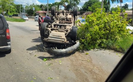 Nissan Navara slaat over de kop bij HAVO in Mr. J. Lachmonstraat