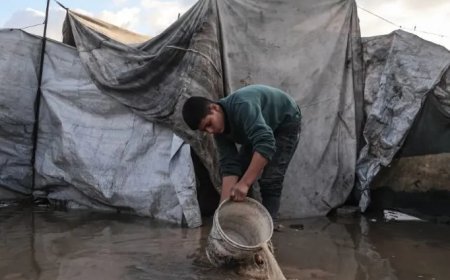 Hevige regen overstroomt tentenkampen van ontheemde Palestijnen in Khan Younis