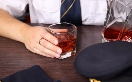 Vliegverbod voor piloot en steward op Schiphol die werden betrapt met alcohol in bloed