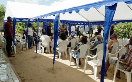 President Simons praat met nabestaanden van geweldsdrama