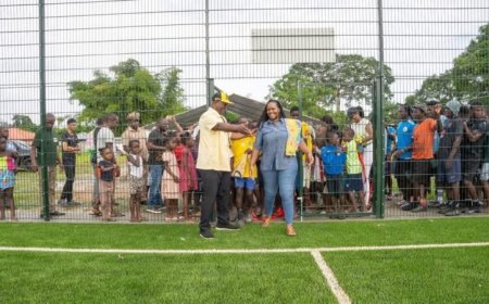 Nieuw kunstgrasveld moet jeugdontwikkeling in Ricanaumofo stimuleren