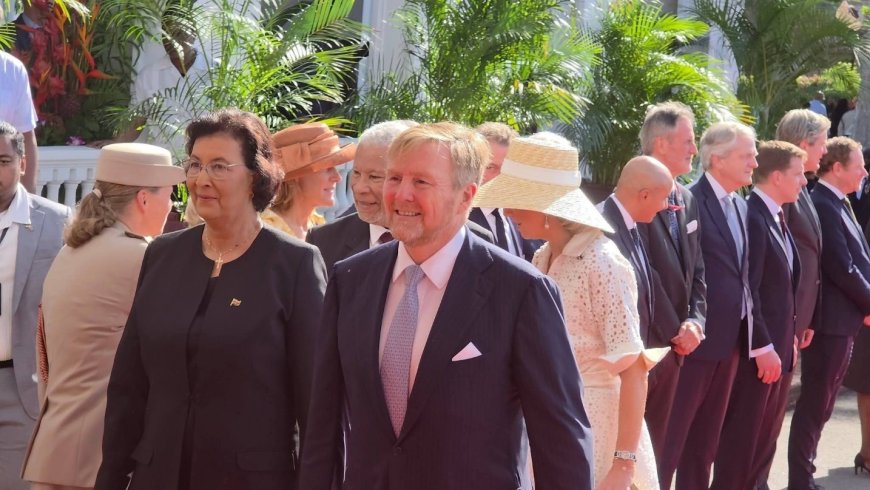 Koning Willem-Alexander aangekomen bij het presidentieel paleis