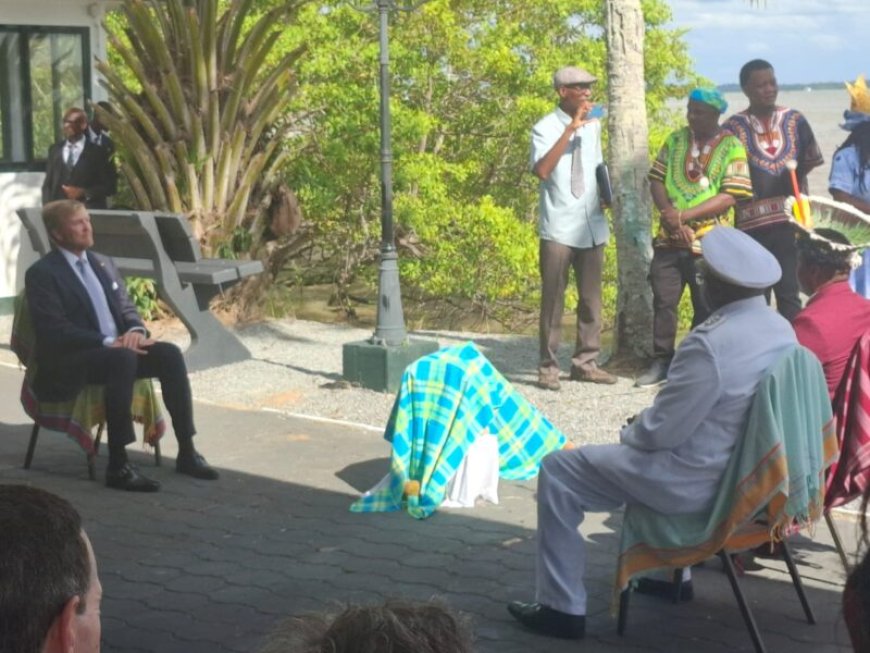 Fotoreportage: Koning Willem-Alexander bij verzoeningsritueel langs de Surinamerivier