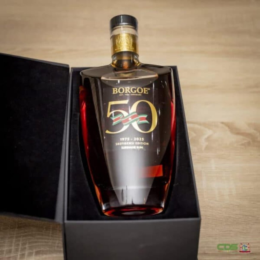 SAB overhandigt president eerste Borgoe 1975-2025 Srefidensi Edition