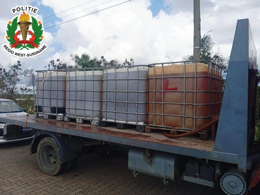 Politie neemt vaten smokkelbrandstof op truck in beslag in Corantijnpolder