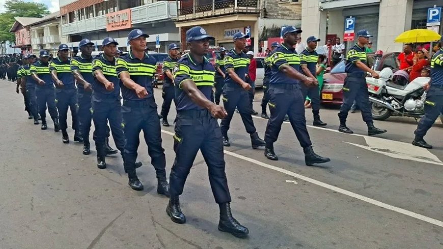 Politie-uniformgate: hoe een simpele partij T-shirt ineens USD 750.000 kost