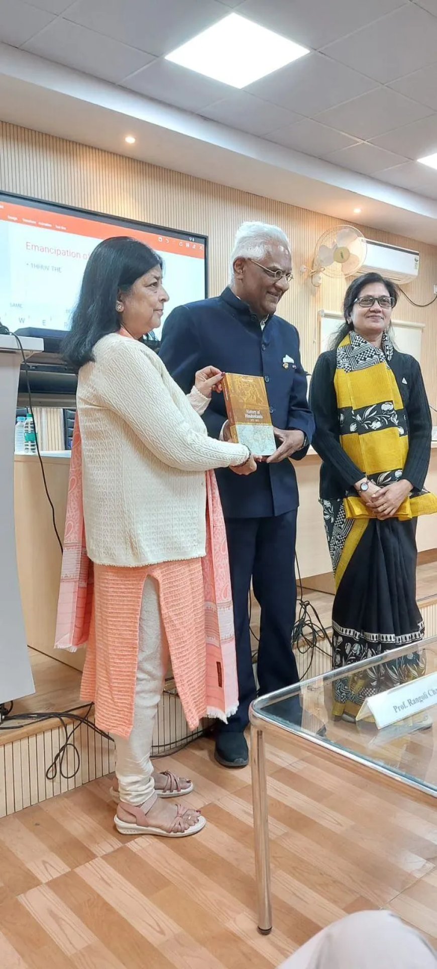 Boek ‘History of Hindostanis’ terug naar oorsprong