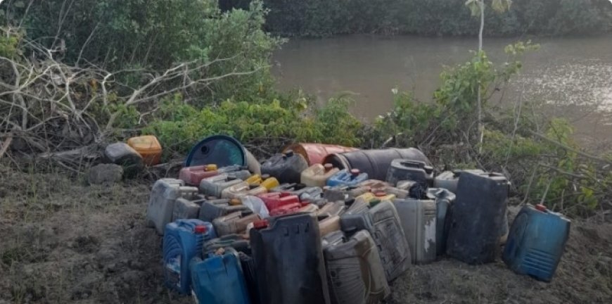 Politie onderschept vermoedelijke smokkelbrandstof aan Corantijnrivier