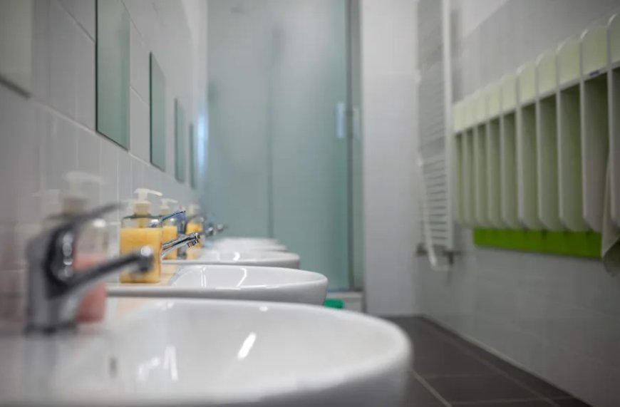 Britse school haalt spiegels in toiletten  weg omdat leerlingen te veel naar zichzelf kijken