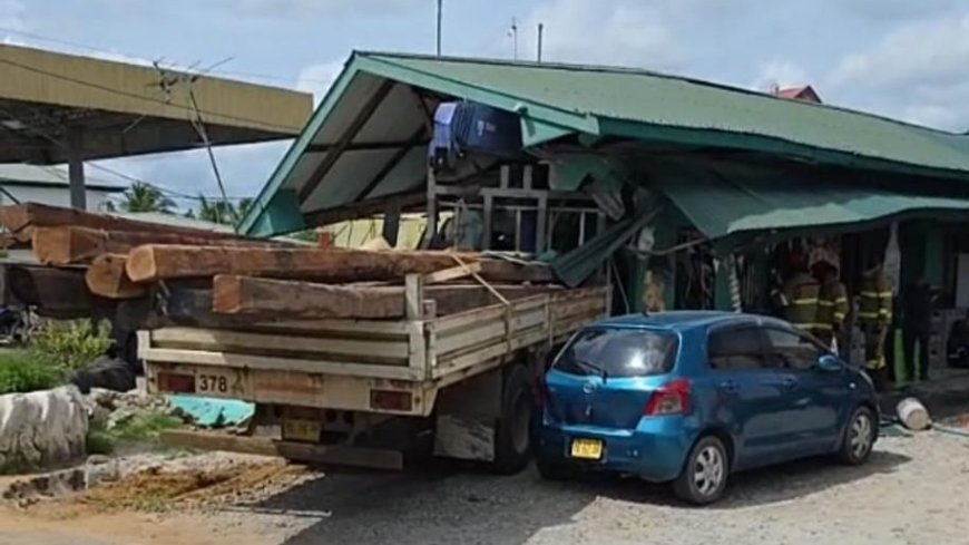 Vrachtwagen rijdt appartementengebouw binnen aan Mawakaboweg