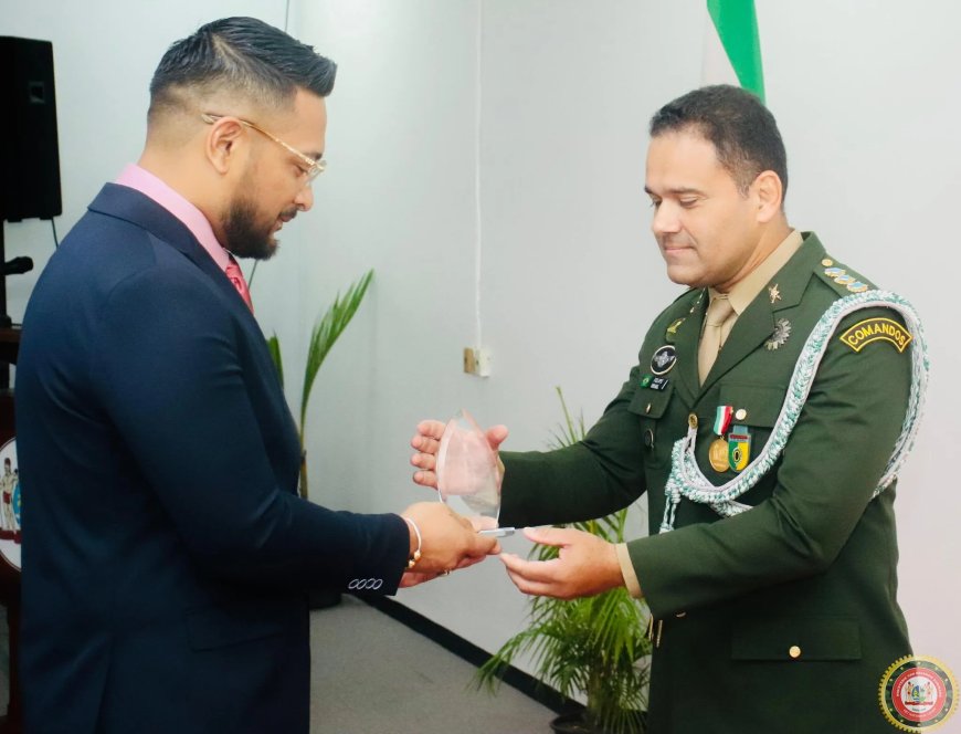 Braziliaanse militaire attaché onderscheiden bij vertrek