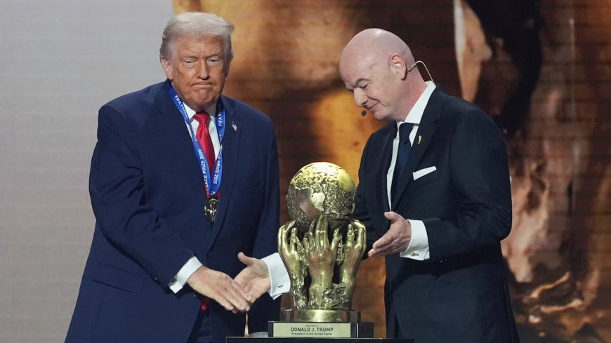 Trump krijgt eerste vredesprijs van FIFA