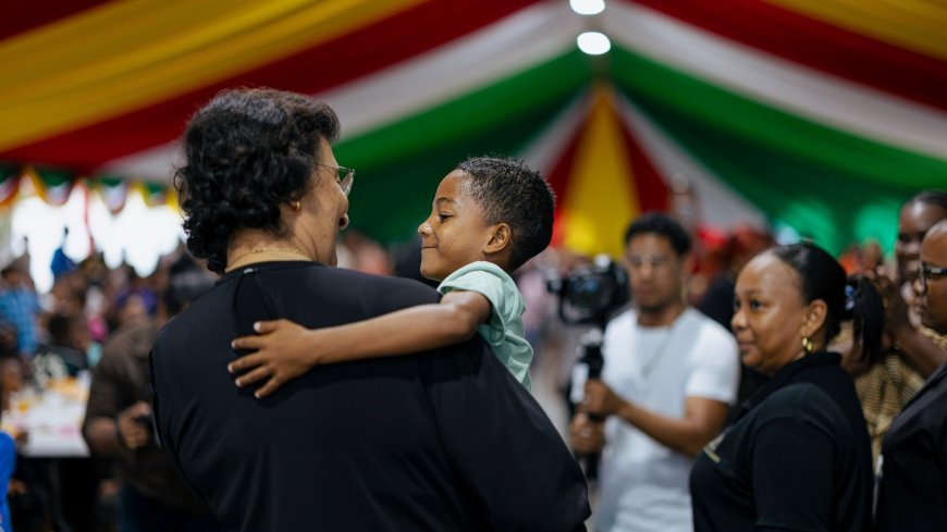 President Simons bezorgt honderden kinderen onvergetelijke Kinderdag op paleis