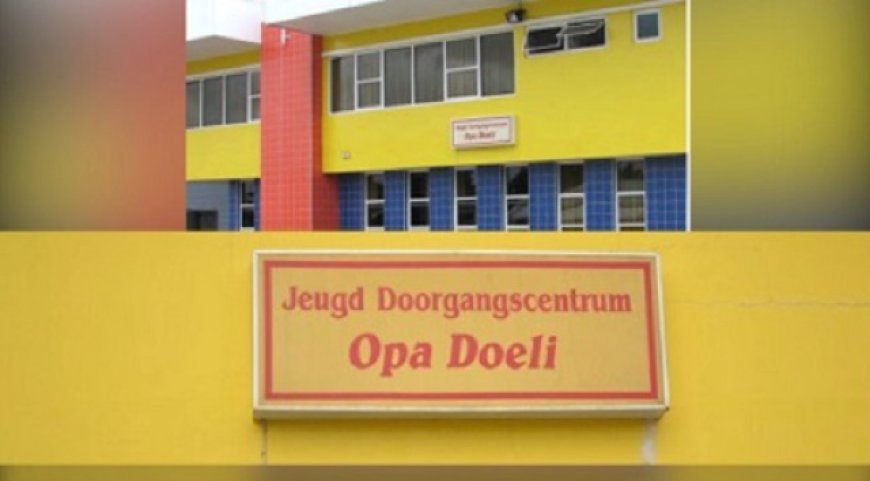 Twee jeugdige arrestanten ontvluchten Opa Doeli tijdens vuil weggooien