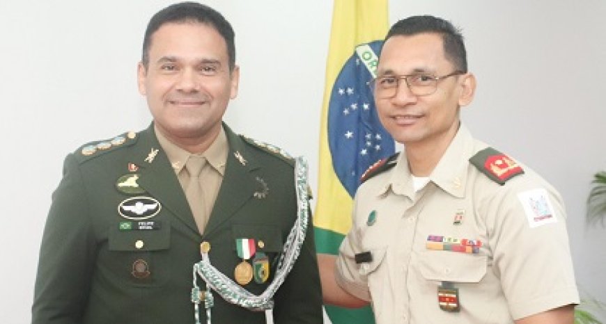 Scheidende Braziliaanse militaire attaché gedecoreerd voor bewezen diensten