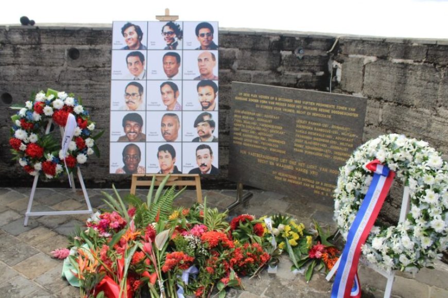 Jaarlijkse bloemenhulde slachtoffers Decembermoorden benadrukt belang van rechtsstaat