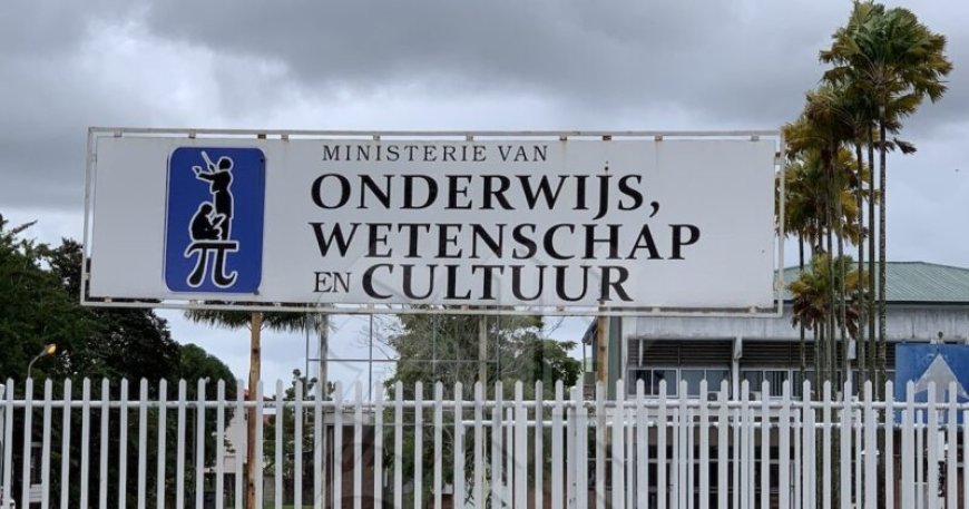 Bijltjesdag bij ministerie van Onderwijs