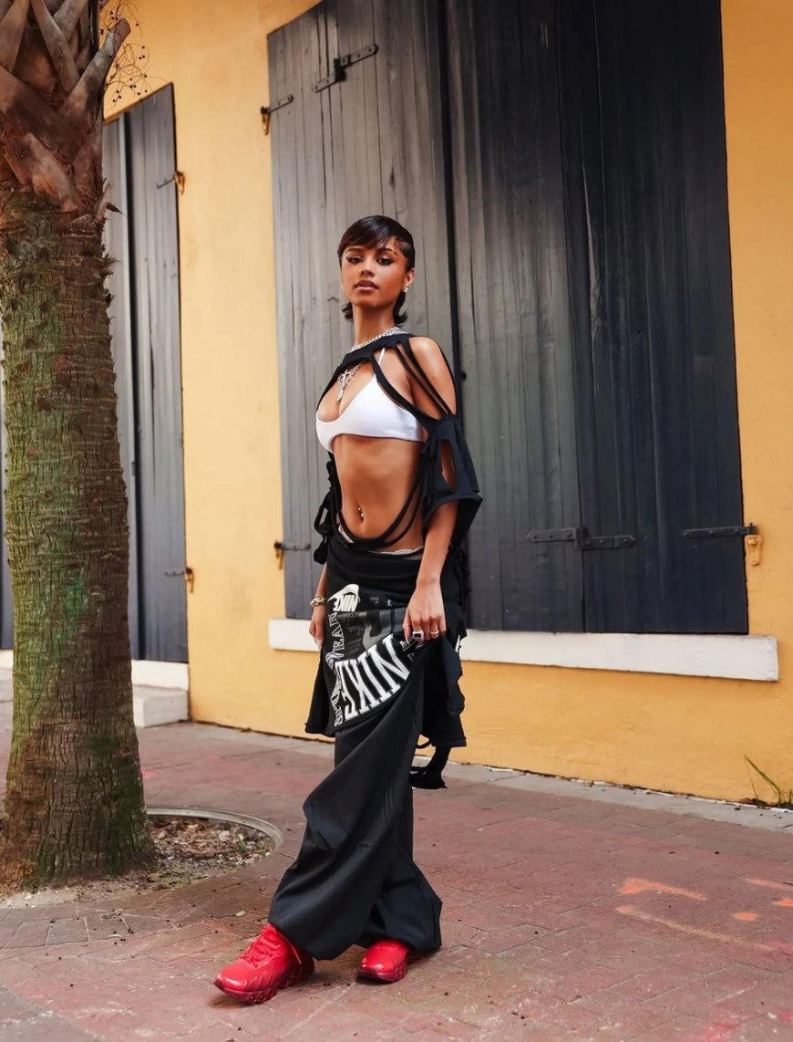 Tyla styles sneakers net als Rihanna, met een zeldzame Louis Vuitton x Murakami speedy bag