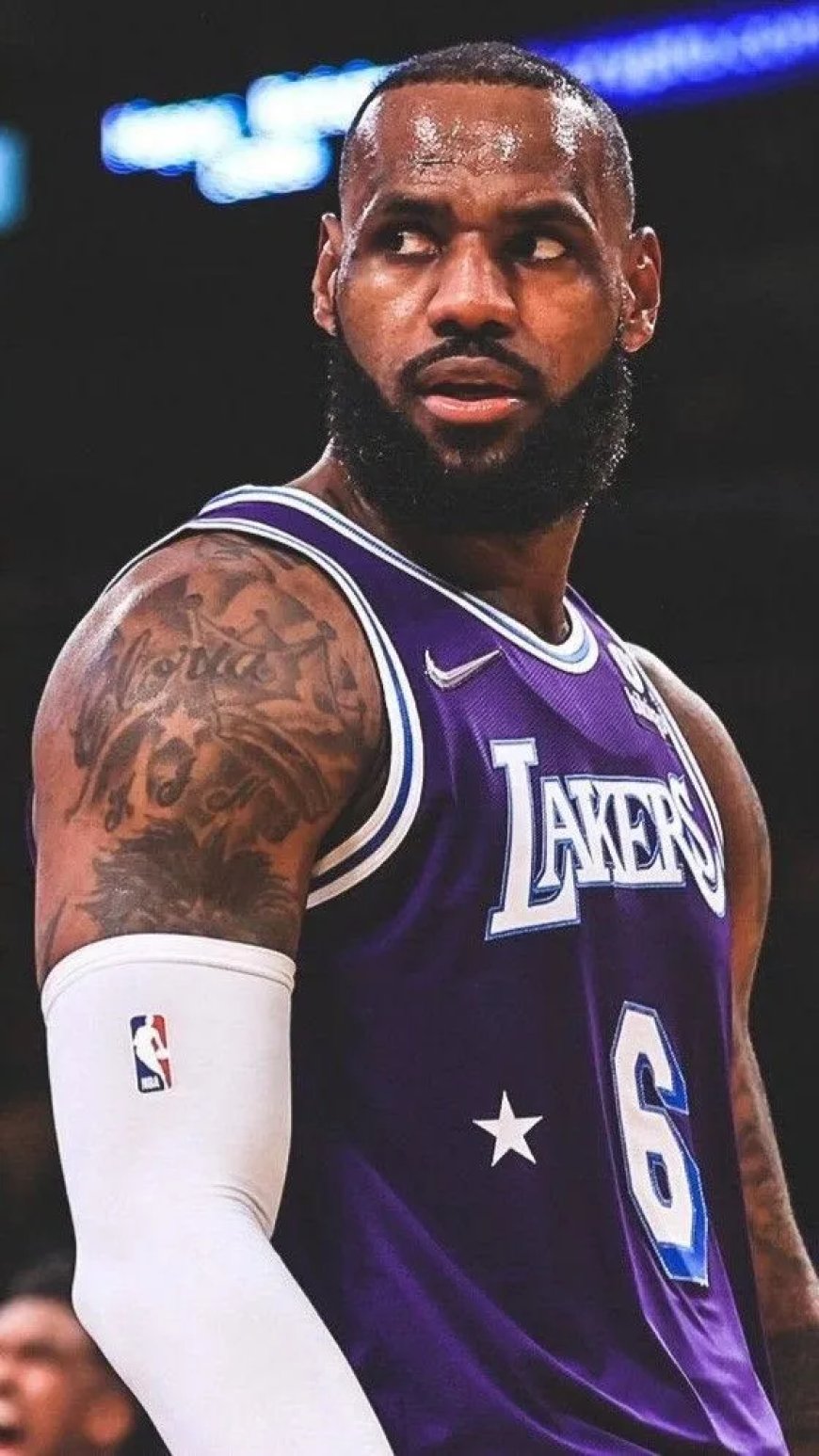 LeBron James zorgt voor speculatie met opvallende NOCTA-jas