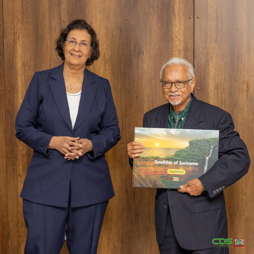 President Simons overhandigt eerste Geologische Atlas aan Eddy Jharap