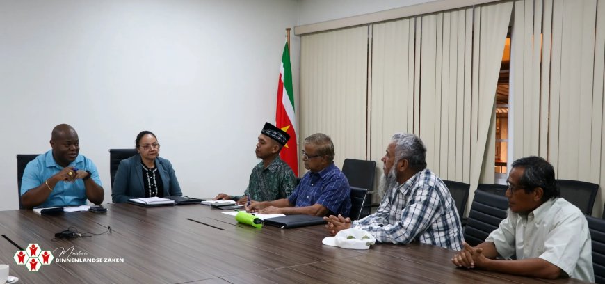 Minister Bee sprak met religieuze organisaties over kwestie bezoldiging geestelijken