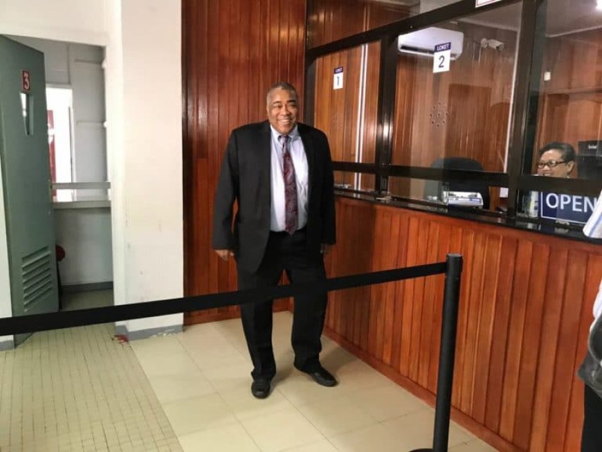 HOEFDRAAD BETAALT ZIJN REKENINGEN NIET?